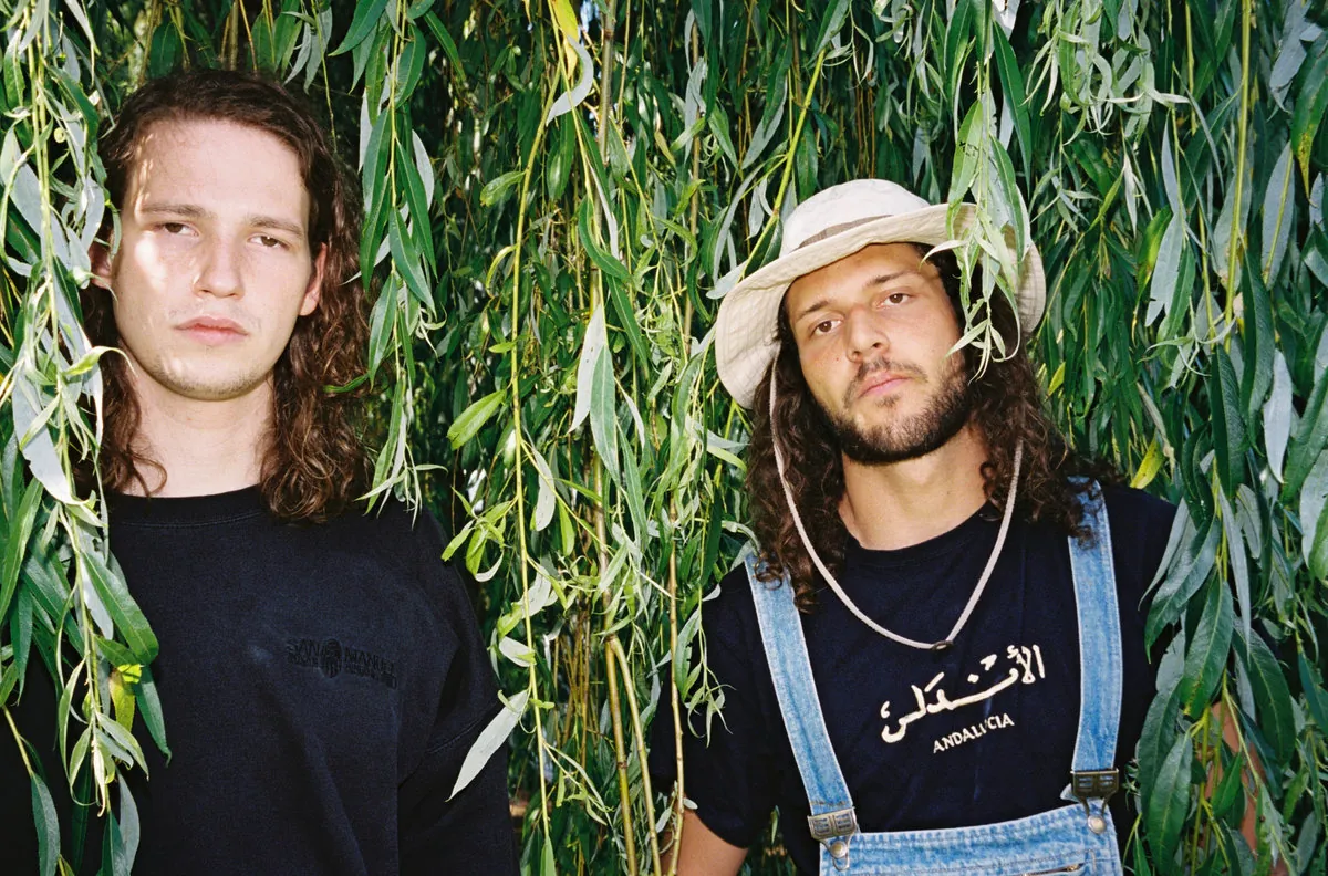 The two members of Feng Suave beneath the hanging branches of a willow tree